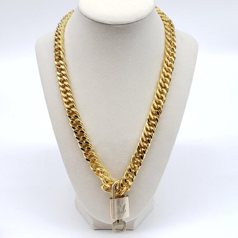 Gold-Plated Necklace with Authentic Louis Vuitton Padlock - Picture 8 of 12